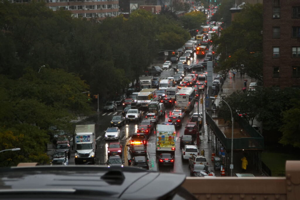 Rekordowe opady deszczu w Nowym Jorku spowodowały na ulicach gwałtowne powodzie Fot. PAP