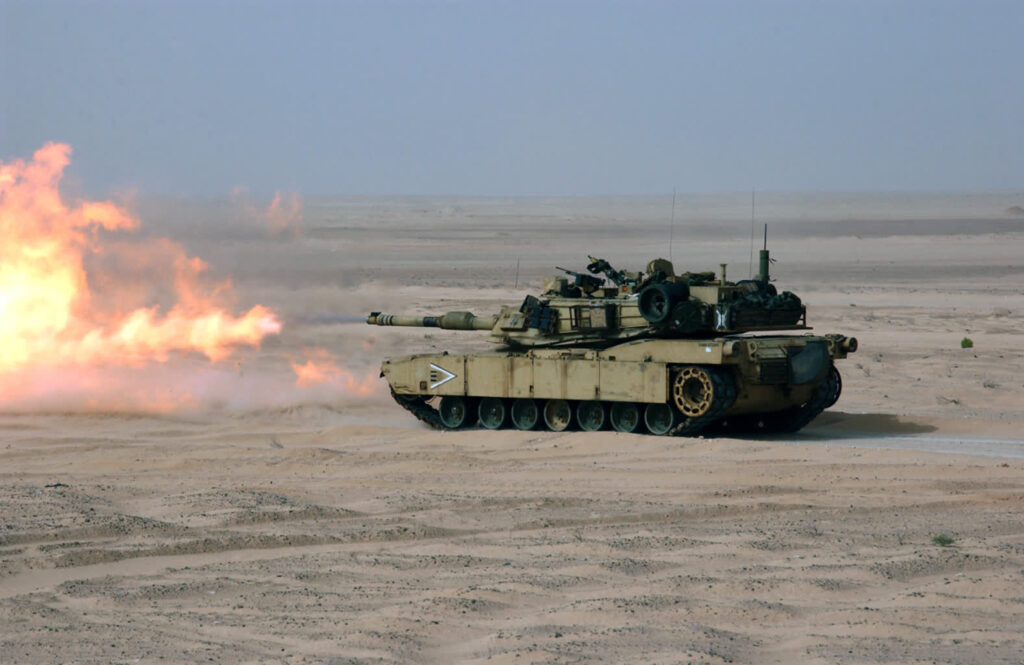 M1A1 Abrams podczas strzału. Fot. U.S. Navy photo