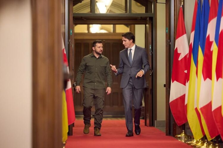 Na zdj. prezydent Ukrainy Wołodymyr Zełenski z premierem Justin Trudeau podczas wizyty w Kanadzie. Fot. PAP/EPA/UKRAINIAN PRESIDENTIAL PRESS SERVICE HANDOUT