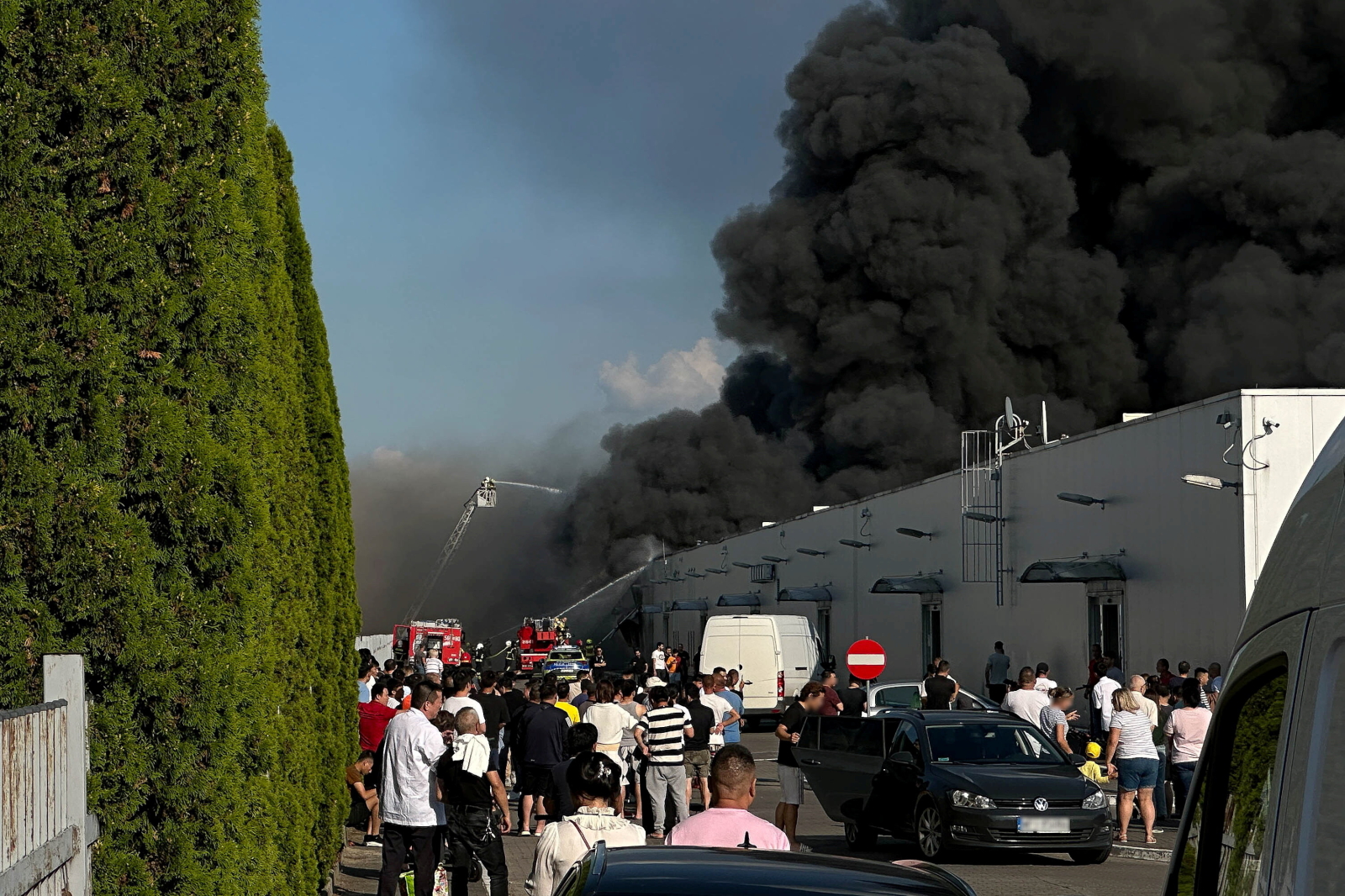 Pożar hali z tekstyliami w Wólce Kosowskiej. Z ogniem walczy 50 zastępów straży Radio Zachód - Lubuskie
