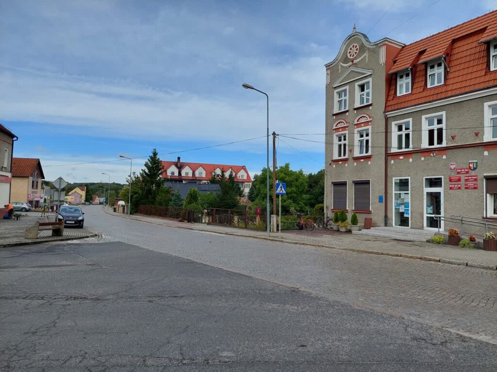 Oczekiwanie na remont ulicy Dworcowej w Łęknicy fot. S. Kordyjalik