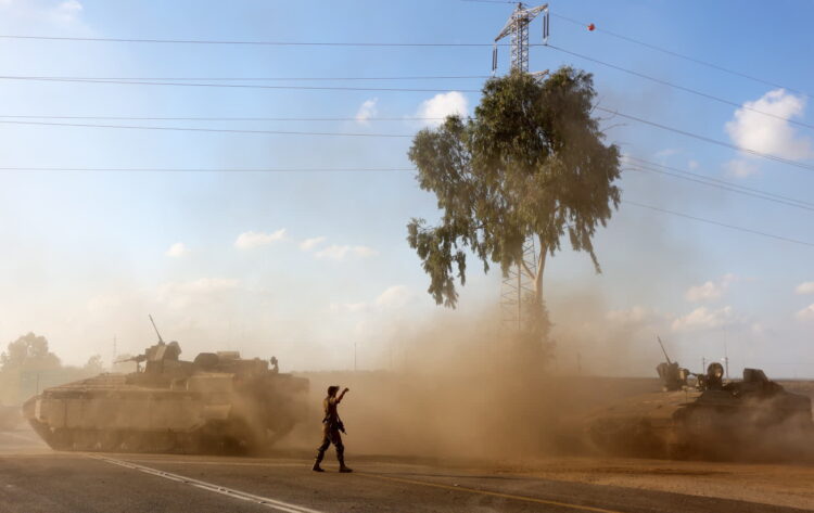 Izraelskie transportery opancerzone (APC) manewrują w obszarze wzdłuż granicy ze Strefą Gazy, południowy Izrael, 15 października 2023 r. Fot. PAP/EPA/ABIR SULTAN