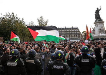Fot. PAP. Demonstracje w Paryżu po wybuchu wojny w Izraelu