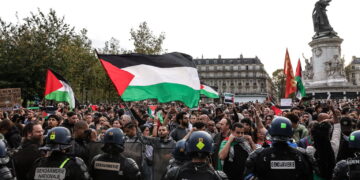 Fot. PAP. Demonstracje w Paryżu po wybuchu wojny w Izraelu
