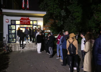 Kolejka osób oczekujących na oddanie głosu przed siedzibą Obwodowej Komisji Wyborczej nr 124 w Krakowie, 15 bm. Fot. PAP/Łukasz Gągulski