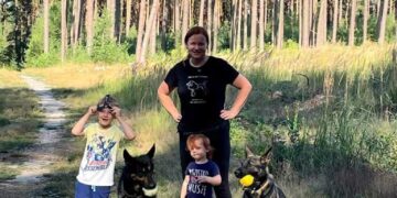 Joanna Dąbrowska z dziećmi i psami