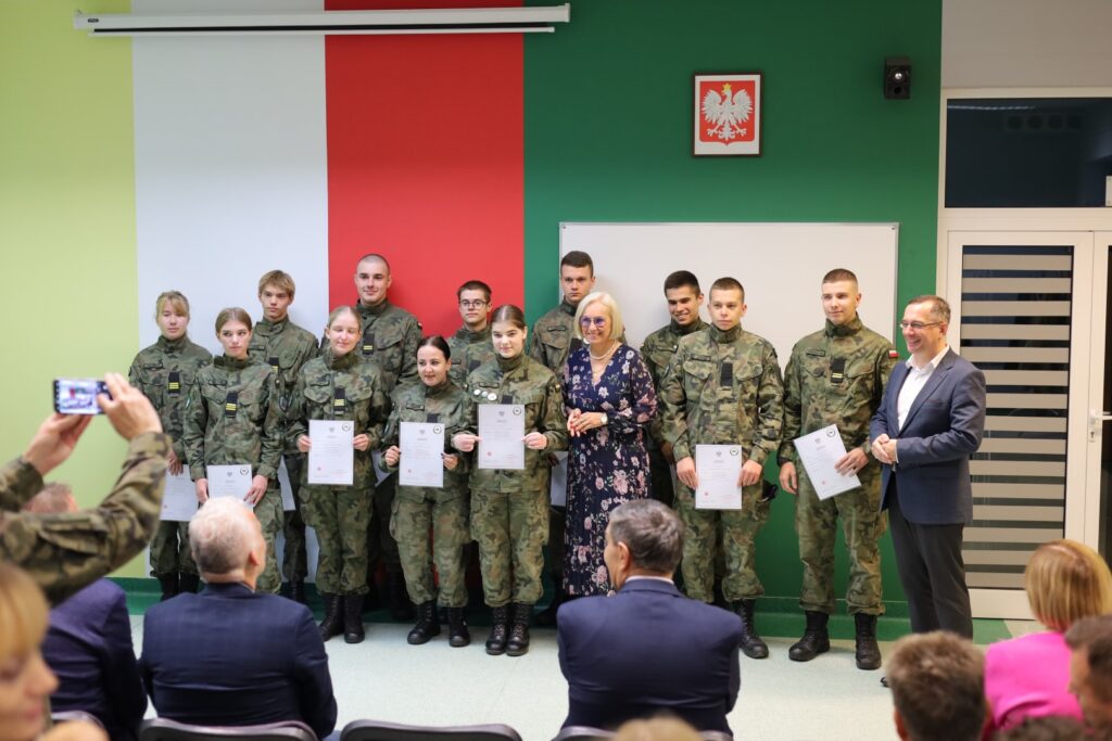 W klasie mają militarny sprzęt i lokomotywę. Musisz zdecydować jakiego koloru mundur chcesz nosić w życiu, by uczyć się w ZSC w Czerwieńsku Radio Zachód - Lubuskie