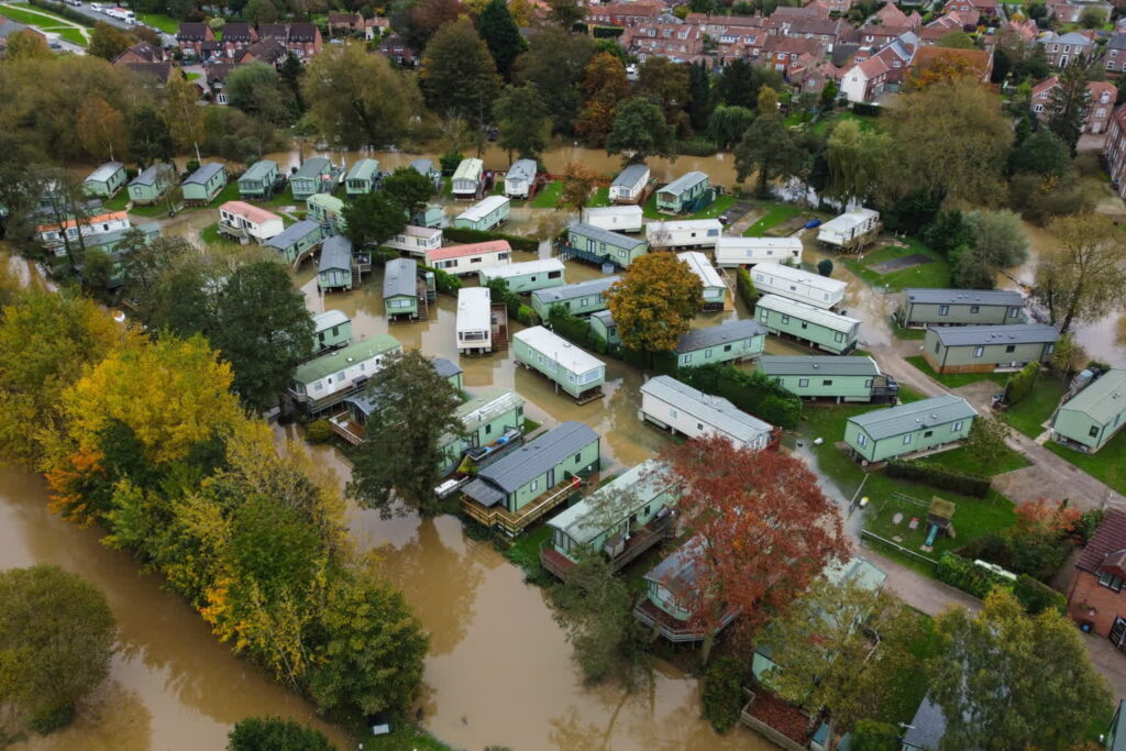 Zdjęcie lotnicze wykonane za pomocą drona nad brzegiem rzeki Derwent w Stamford Bridge w Wielkiej Brytanii, 30 października 2023 r. Ulewne opady przyniosły niże Agnes i Babeta. Fot. PAP/EPA/ADAM VAUGHAN