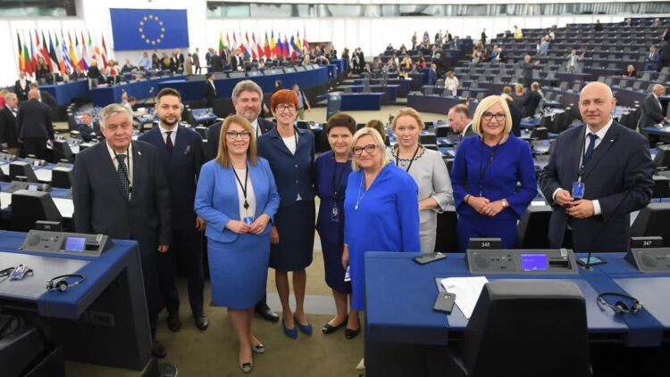 Na zdj. Krzysztof Jurgiel, Patryk Jaki, Beata Mazurek, Bogdan Rzońca, Elżbieta Rafalska, Beata Szydło, Beata Kempa, Andżelika Możdżanowska, Joanna Kopcińska i Joachim Brudziński. Fot. PAP/ Radek Pietruszka