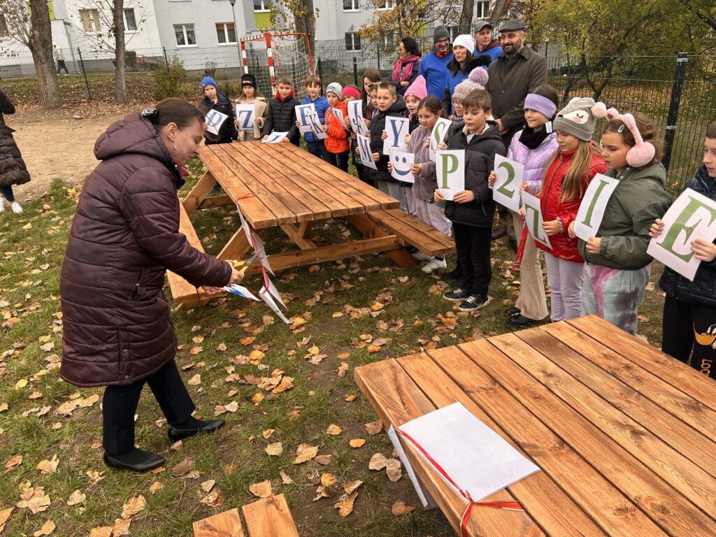 Uczniowie z SP2 w Zielonej Górze mają nowe ławki [ZDJĘCIA] Radio Zachód - Lubuskie