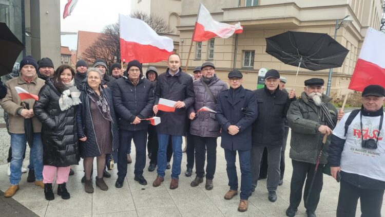 Mieszkańcy protestują przeciw blokowaniu wolności słowa Radio Zachód - Lubuskie