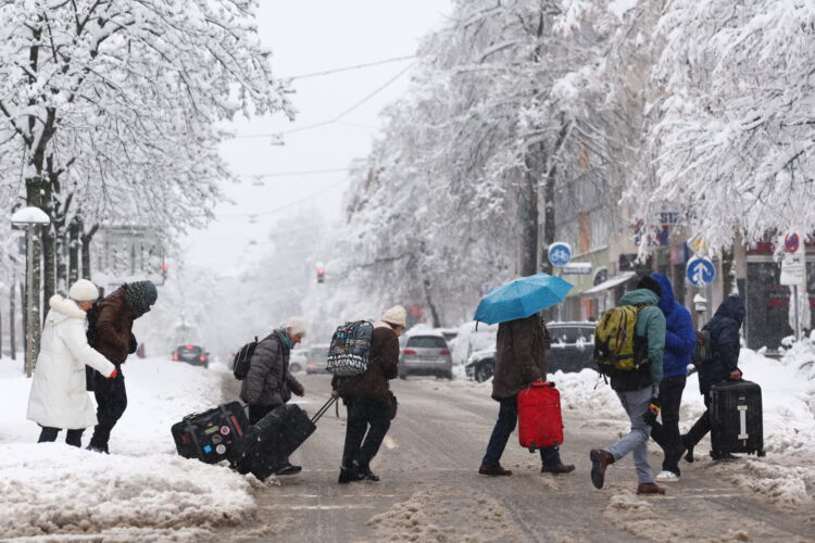 Fot. PAP/EPA/ANNA SZILAGYI. Obfite opady śniegu powodują zakłócenia w południowych Niemczech