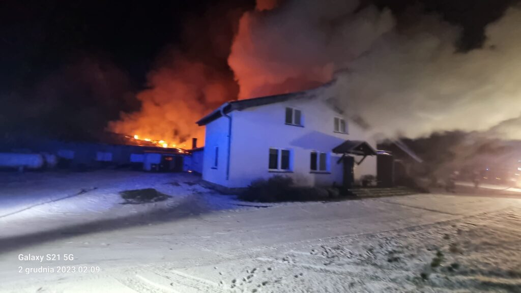 Strażacy gasili duży pożar kurnika obsadzonego indykami [ZDJĘCIA] Radio Zachód - Lubuskie