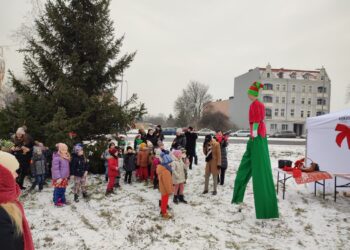 Gorzowskie przedszkolaki znów ubrały miejską choinkę Radio Zachód - Lubuskie