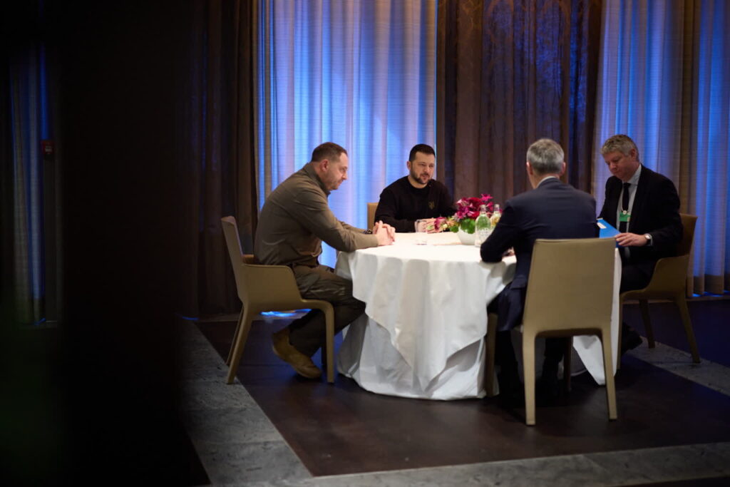 Prezydent Ukrainy Wołodymyr Zełenski i sekretarza generalnego NATO Jens Stoltenberg (tyłem) podczas spotkania w Davos. Fot. PAP/EPA/SERWIS PRASOWY PREZYDENTA UKRAINY