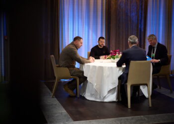 Prezydent Ukrainy Wołodymyr Zełenski i sekretarza generalnego NATO Jens Stoltenberg (tyłem) podczas spotkania w Davos. Fot. PAP/EPA/SERWIS PRASOWY PREZYDENTA UKRAINY