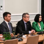 Fot. PAP/Radek Pietruszka. Przewodnicząca komisji, posłanka Trzeciej Drogi Magdalena Sroka (P), zastępca poseł KO Marcin Bosacki (2P) i poseł Trzeciej Drogi Paweł Śliz (2L) na posiedzeniu komisji śledczej ds. Pegasusa w Sejmie w Warszawie