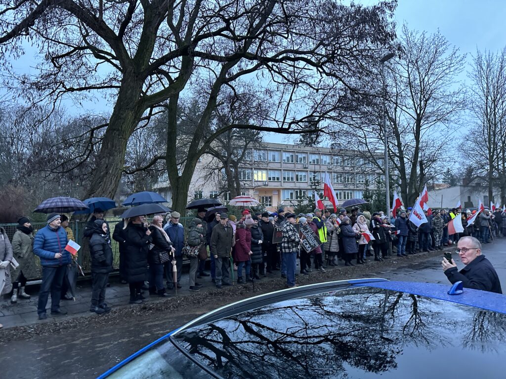 Przed Radiem Zachód odbył się protest w obronie wolnych mediów Radio Zachód - Lubuskie