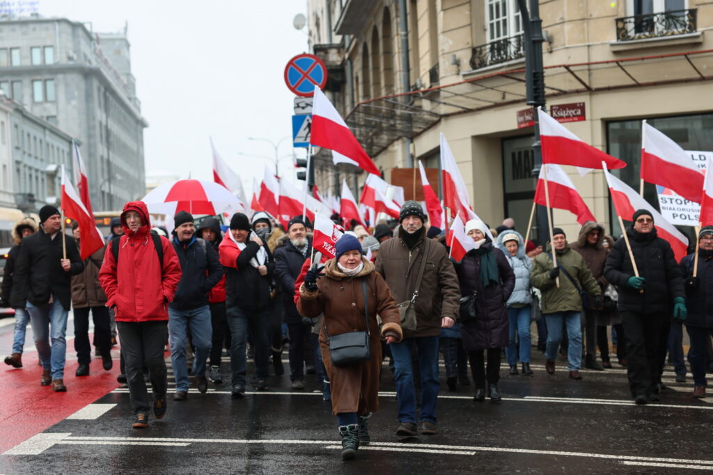 Tłumy zmierzają pod Sejm, gdzie o godz. 16 rozpocznie się "Protest Wolnych Polaków" Radio Zachód - Lubuskie