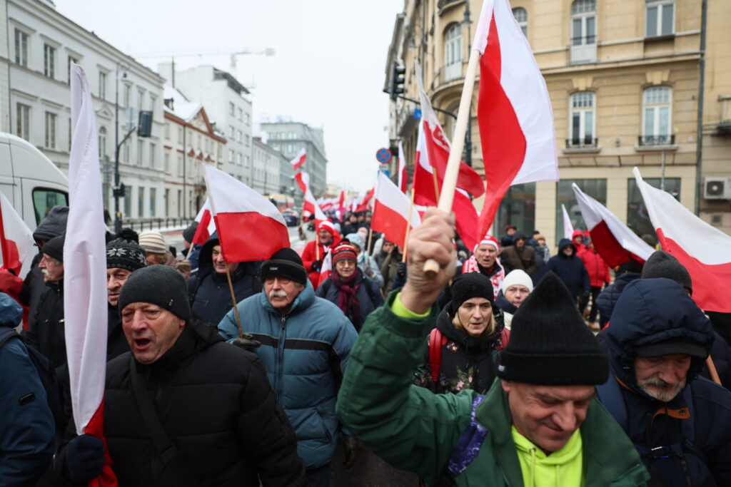 Tłumy zmierzają pod Sejm, gdzie o godz. 16 rozpocznie się "Protest Wolnych Polaków" Radio Zachód - Lubuskie