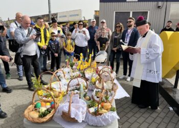 Święcenie pokarmów przed stadionem Stali Radio Zachód - Lubuskie