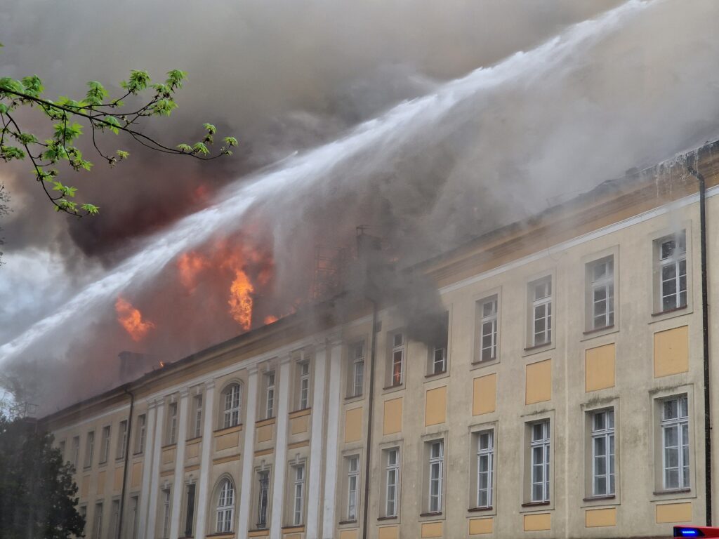 Płonie budynek Akademii Jakuba z Paradyża. Trwa akcja gaśnicza [AKTUALIZOWANY] Radio Zachód - Lubuskie