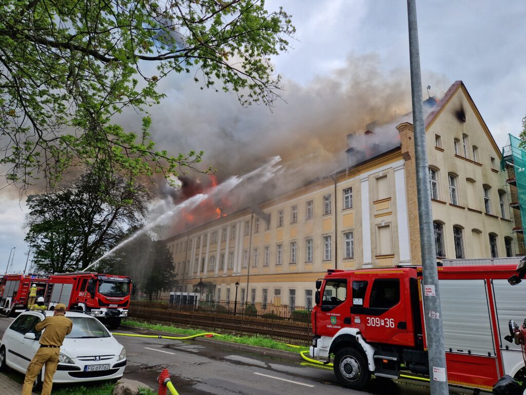 Płonie budynek Akademii Jakuba z Paradyża. Trwa akcja gaśnicza [AKTUALIZOWANY] Radio Zachód - Lubuskie