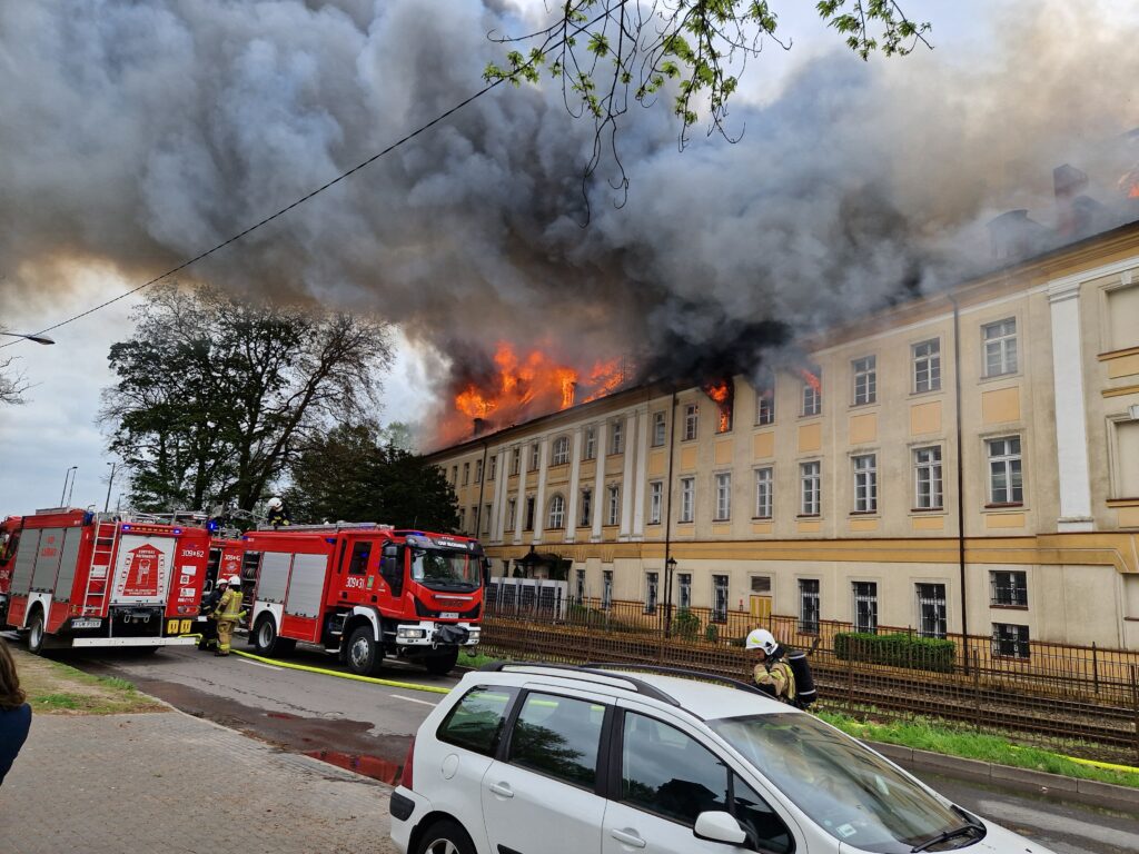 Płonie budynek Akademii Jakuba z Paradyża. Trwa akcja gaśnicza [AKTUALIZOWANY] Radio Zachód - Lubuskie