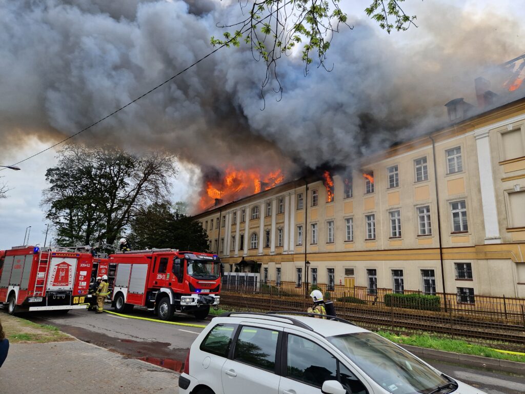 Płonie budynek Akademii Jakuba z Paradyża. Trwa akcja gaśnicza [AKTUALIZOWANY] Radio Zachód - Lubuskie