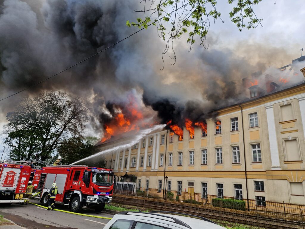 Płonie budynek Akademii Jakuba z Paradyża. Trwa akcja gaśnicza [AKTUALIZOWANY] Radio Zachód - Lubuskie