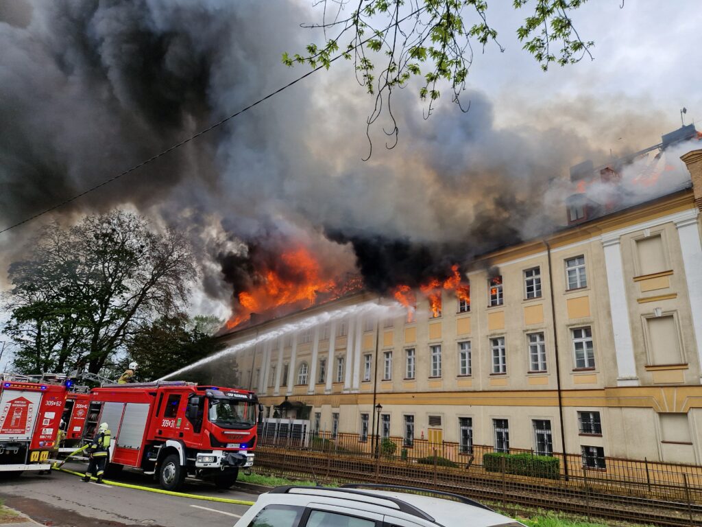 Płonie budynek Akademii Jakuba z Paradyża. Trwa akcja gaśnicza [AKTUALIZOWANY] Radio Zachód - Lubuskie