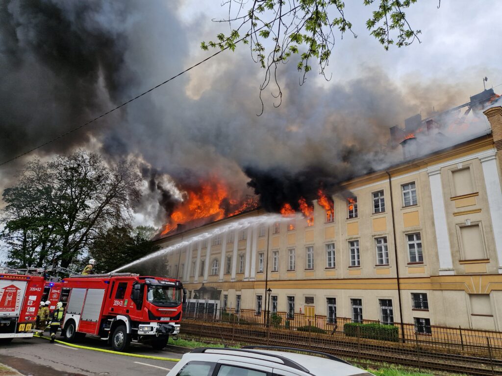 Płonie budynek Akademii Jakuba z Paradyża. Trwa akcja gaśnicza [AKTUALIZOWANY] Radio Zachód - Lubuskie