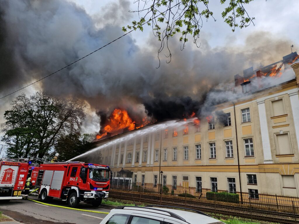 Płonie budynek Akademii Jakuba z Paradyża. Trwa akcja gaśnicza [AKTUALIZOWANY] Radio Zachód - Lubuskie