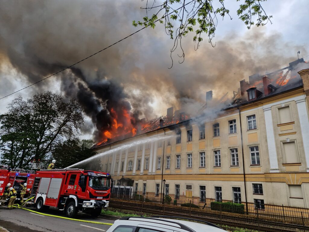 Płonie budynek Akademii Jakuba z Paradyża. Trwa akcja gaśnicza [AKTUALIZOWANY] Radio Zachód - Lubuskie