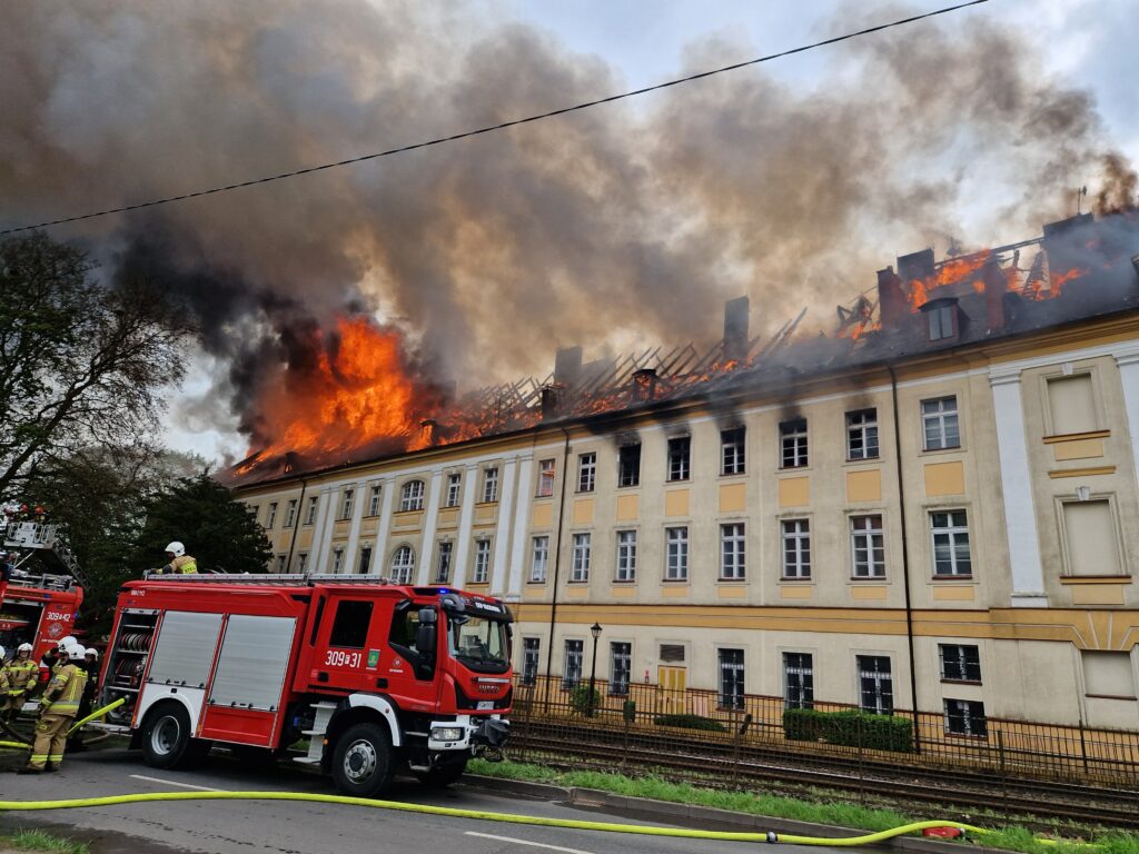 Płonie budynek Akademii Jakuba z Paradyża. Trwa akcja gaśnicza [AKTUALIZOWANY] Radio Zachód - Lubuskie