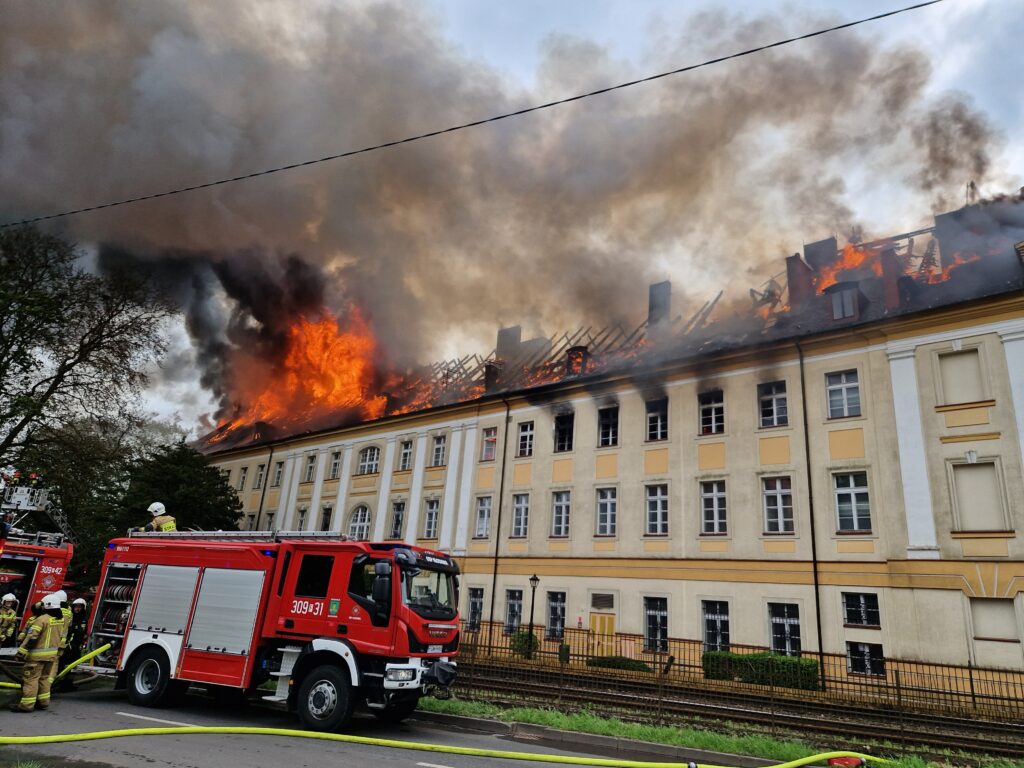 Płonie budynek Akademii Jakuba z Paradyża. Trwa akcja gaśnicza [AKTUALIZOWANY] Radio Zachód - Lubuskie