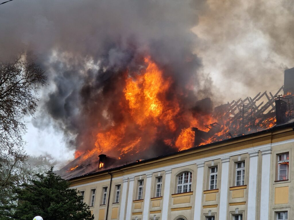 Płonie budynek Akademii Jakuba z Paradyża. Trwa akcja gaśnicza [AKTUALIZOWANY] Radio Zachód - Lubuskie