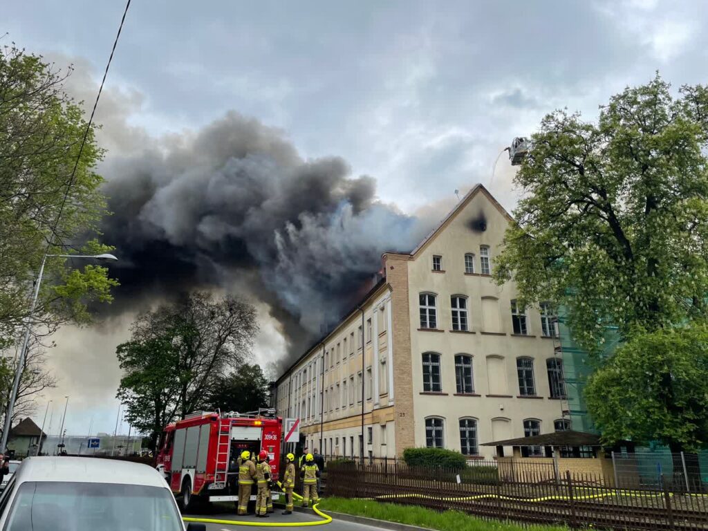 Płonie budynek Akademii Jakuba z Paradyża. Trwa akcja gaśnicza [AKTUALIZOWANY] Radio Zachód - Lubuskie