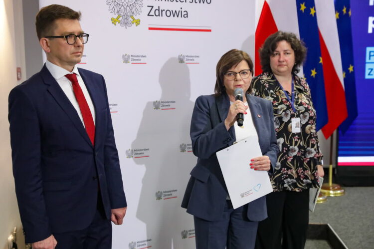 Robert Zygmunt Spaczyński, Izabela Leszczyna, Dagmara Korbasińska. Fot. PAP/Tomasz Gzell