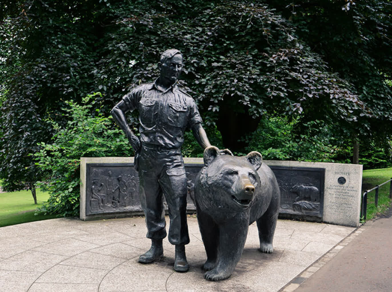 Niedźwiedź Wojtek 11 edynburg-ciekawostki-zolnierz-niedzwiedz-wojtek-768x573.jpg