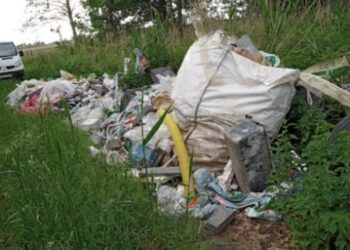 Poszukiwany śmieciarz, który podrzucił odpady w Deszcznie Radio Zachód - Lubuskie