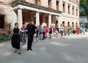 Mieszkańcy zatańczyli poloneza przy ruinach pałacu w Zatoniu Radio Zachód - Lubuskie