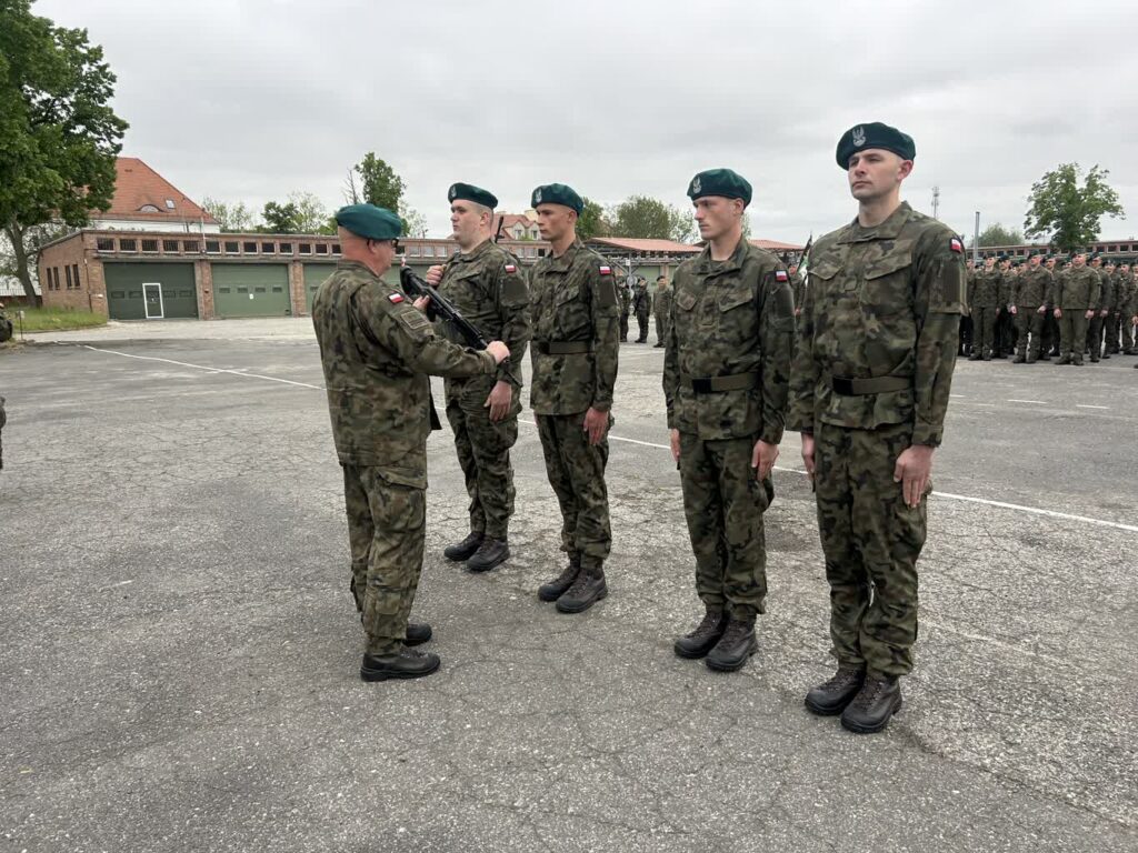 5. Lubuski Pułk Artylerii w Sulechowie: ochotnikom wręczono broń, a zasłużonym żołnierzom wyróżnienia Radio Zachód - Lubuskie