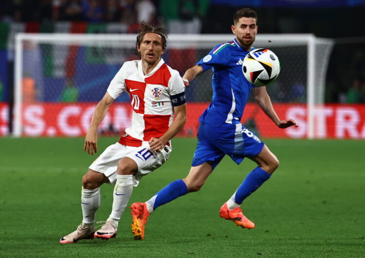 Luka Modric z reprezentacji Chorwacji (L) i Jorginho/Fot. PAP/EPA/FILIP SINGER