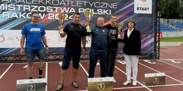 Zbigniew Lewkowicz (w środku) z pucharem za zwycięstwo w klasyfikacji medalowej. Fot. GZSN Start