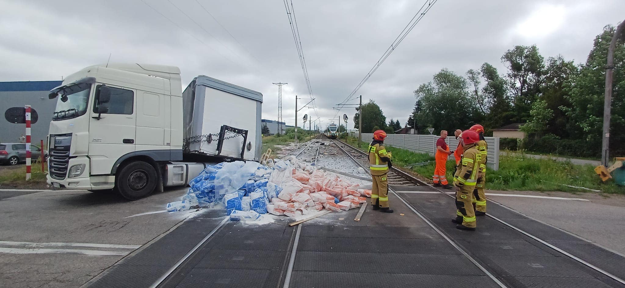 Zmarł maszynista pociągu, który zderzył się z ciężarówką pomiędzy Ożarowem Mazowieckim a Błoniem Radio Zachód - Lubuskie
