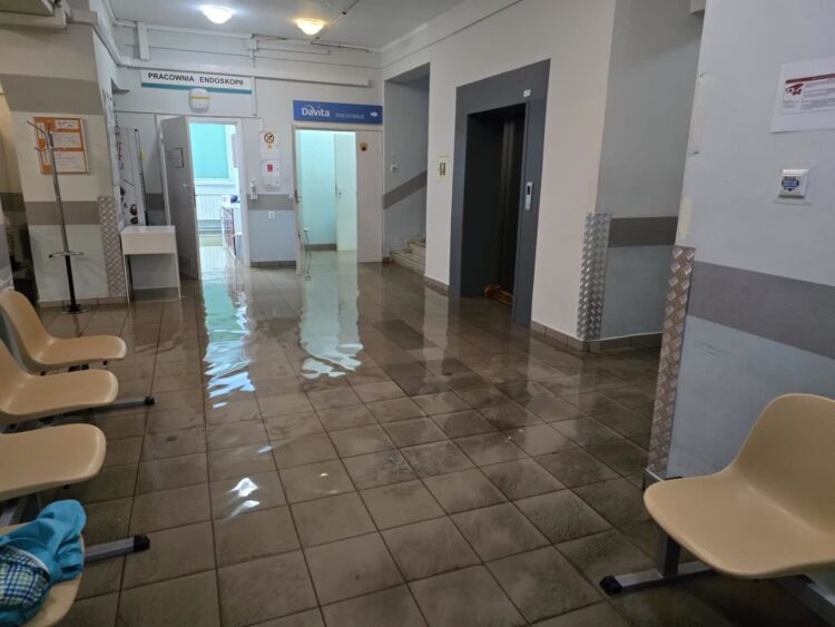 Zalany świebodziński SOR. Woda wdarła się do pomieszczeń szpitalnych (AKTUALIZACJA) Radio Zachód - Lubuskie