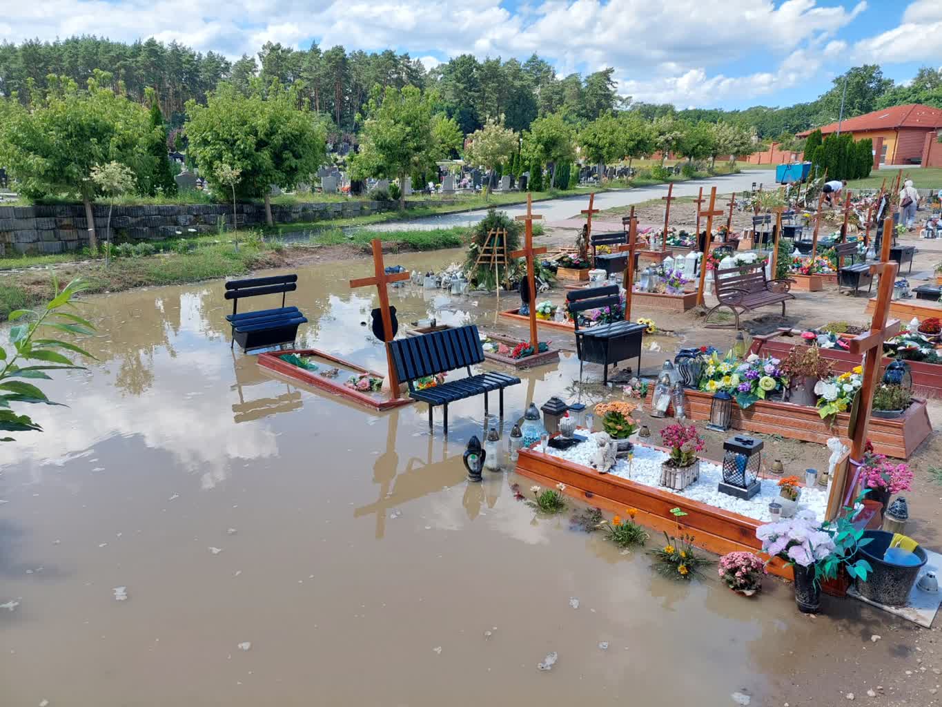 Dramatyczna sytuacja na zielonogórskim cmentarzu. Administracja reaguje! [ZDJĘCIA] Radio Zachód - Lubuskie