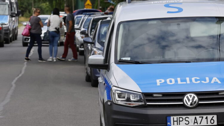 Policja przy domu w miejscowości Borowce, gdzie doszło do zabójstwa trzyosobowej rodziny/Fot. PAP