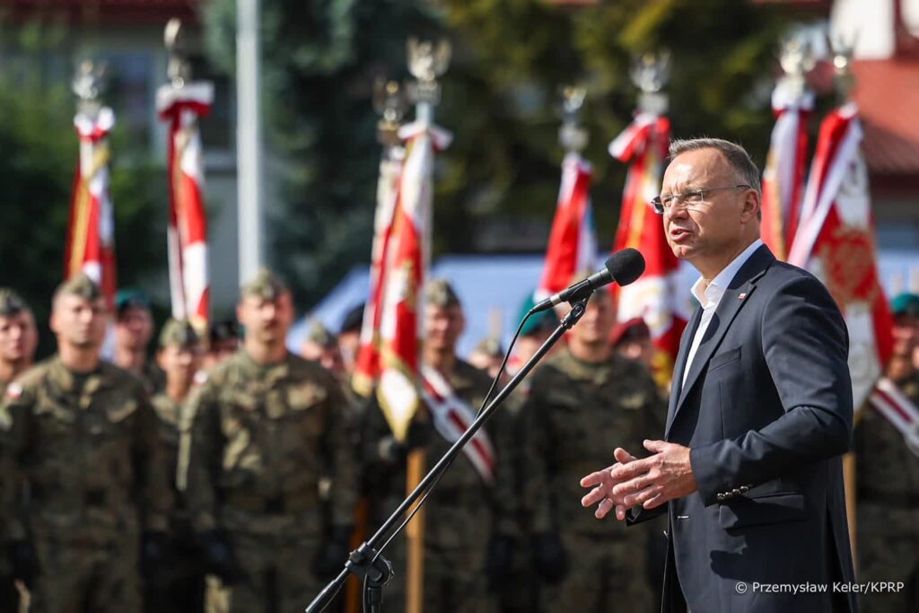 Prezydent RP Andrzej Duda podczas zgrupowania pododdziałów pieszych do defilady z okazji Święta Wojska Polskiego (9.08.2024) Fot. Kancelaria Prezydenta RP/FB